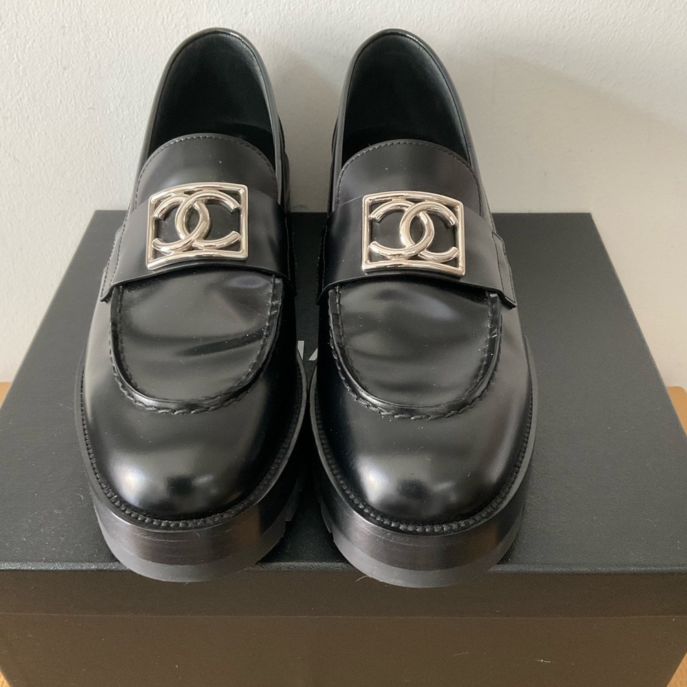 2023 CHANEL Black Leather Metal CC Loafer/Moccasin SZ 39